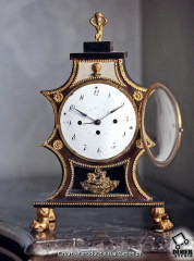 Редкие инвестиционные антикварные часы Нёвшатель (pendule neuchateloise) с календарём и репетиром